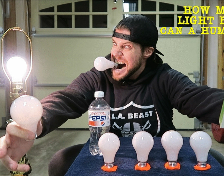 Ce gars mange cinq ampoules en 10 minutes. Ouch!