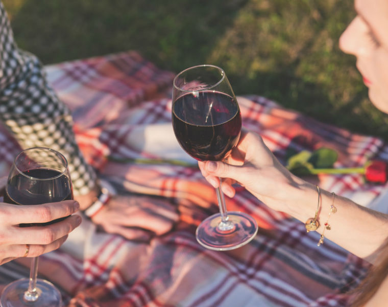 Ce type d'alcool donne plus envie aux filles (et aux gars) de faire l'amour