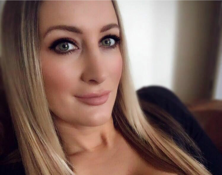 Elle vend ses robes sur eBay et se fait ramasser, car son décolleté est trop plongeant