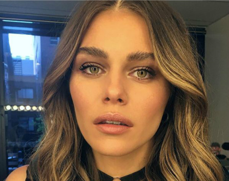 Maripier Morin porte une robe avec un décolleté plongeant