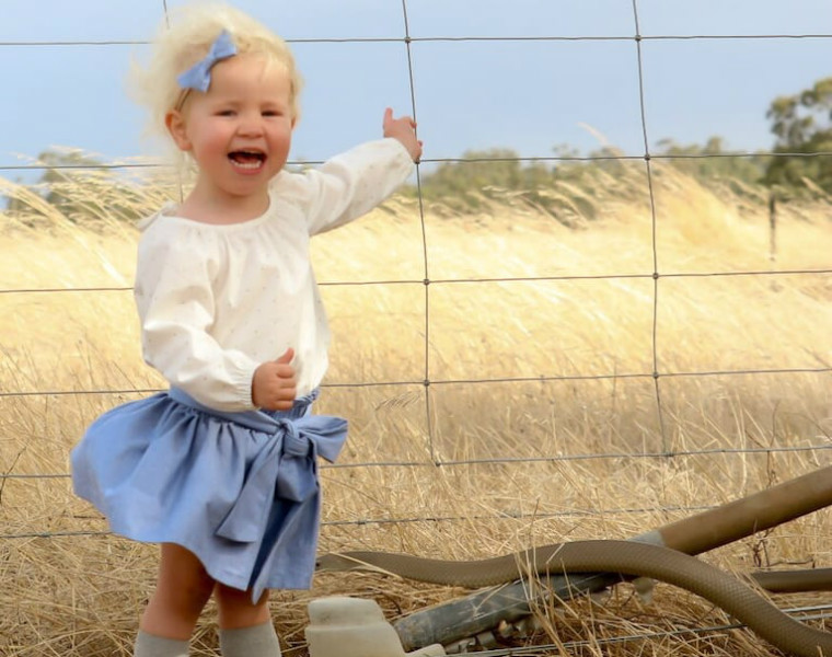 Elle ignorait que sa fille se trouvait à 10 cm d’un prédateur quand elle a pris cette photo