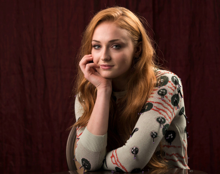 Sophie Turner «oublie» de mettre un soutien-gorge sous sa robe