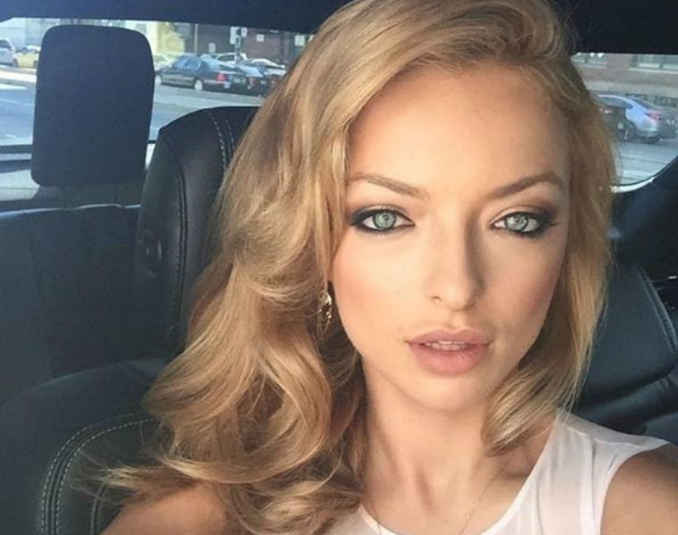 Se croyant seule, la fille de Clint Eastwood enlève le haut de son bikini à la plage