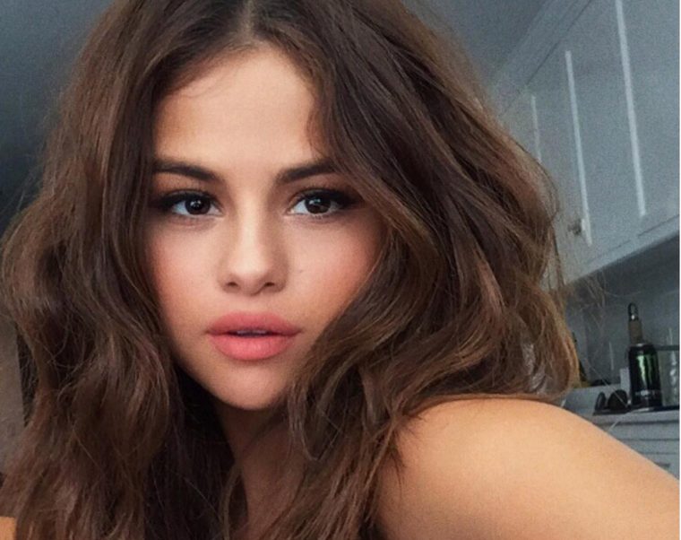 Selena Gomez est ravissante dans cette robe