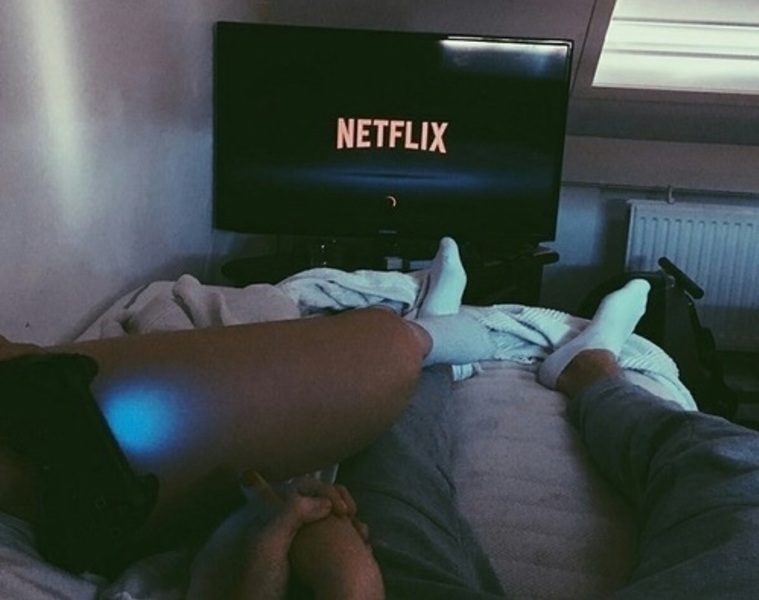 Écouter des séries en amoureux renforce votre couple, selon une étude