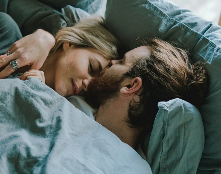 Dormir sur le côté gauche du lit peut influencer votre humeur