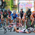 VIDÉO : Un cycliste frappe de plein fouet une spectatrice de 65 ans!