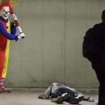 Un clown psychopathe fait atrocement peur aux passants