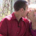 Un gars de 31 ans fréquente une grand-mère de 91 ans!