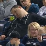 Il poursuit la Ligue majeure de baseball pour avoir été filmé en train de dormir durant un match