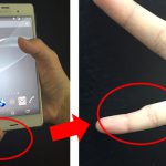 Si vous tenez votre téléphone de cette façon, vos doigts pourraient être déformés!