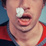 Voici LA façon d’arrêter rapidement un nez qui saigne et ce n’est pas ce que vous faites actuellement!